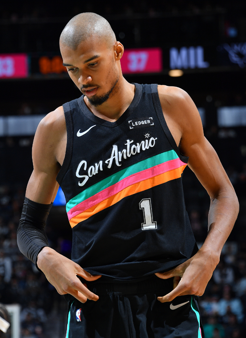 王者归来取大胜！光头文班22+10完压字母 膝盖被撞后5记三分超准